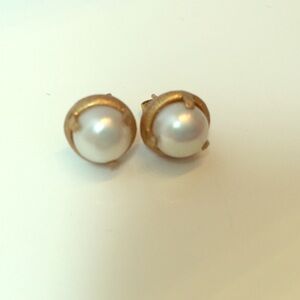 Pearl earrings with gold detail
